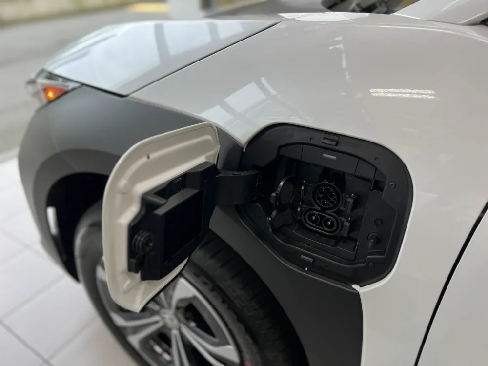 2023 toyota bz4x le fwd white 6